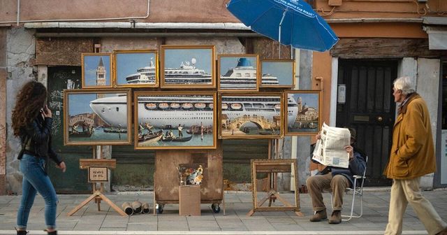 Banksy ha esposto in piazza San Marco, ma i vigili di Venezia lo hanno cacciato