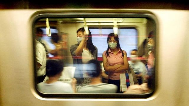 Cina, allarme per una misteriosa polmonite virale: attivati i controlli a Hong Kong