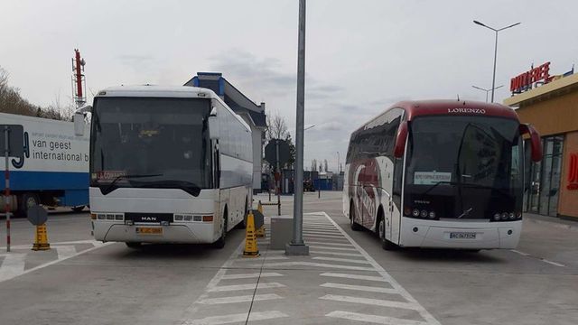 Un autocar cu 23 de ucraineni, escortat pînă la graniță