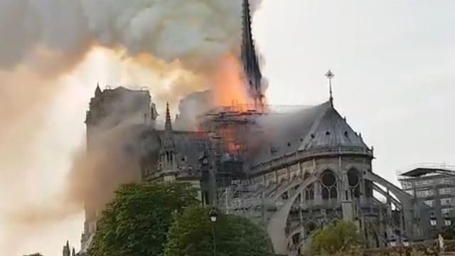 Catedrala Notre Dame din Paris, cuprinsă de flăcări
