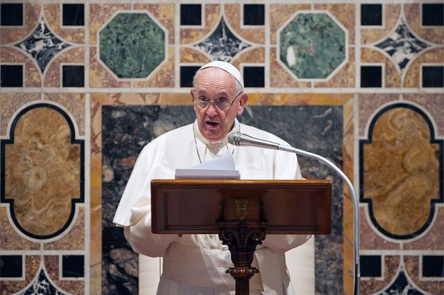 Papa Francisc critică guvernele care ascultă de companiile farmaceutice în detrimentul angajaților din domeniul sanitar