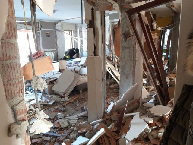 Tre persone sono state ferite da un’esplosione in un condominio a Cervignano del Friuli