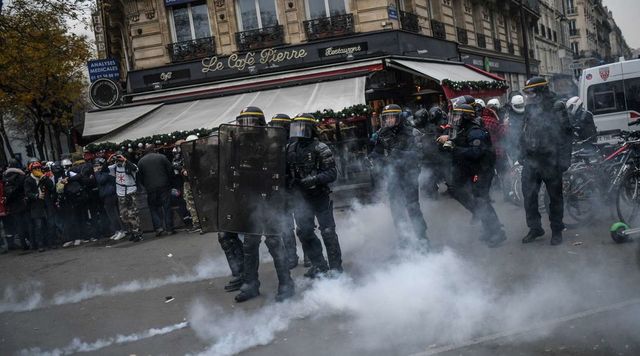 Parigi, scontri alla manifestazione contro la legge sulla sicurezza