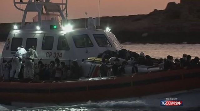 Maxi sbarco di migranti a Lampedusa, in 450 su un peschereccio