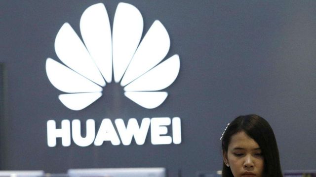 Huawei, Panasonic sospende forniture dopo bando Usa