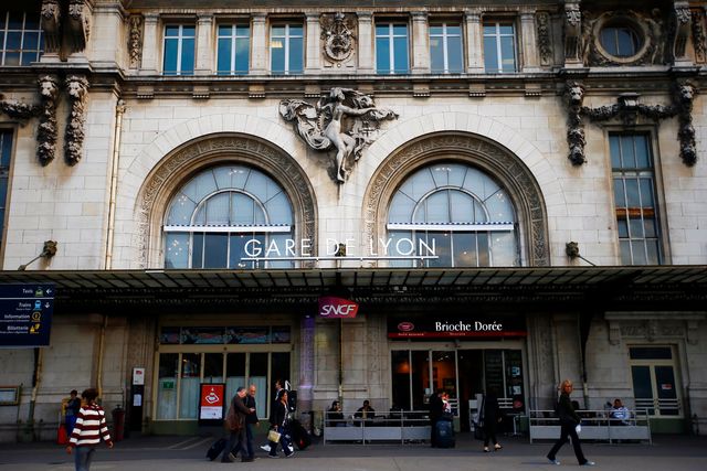 Accoltella tre persone alla stazione di Parigi, arrestato