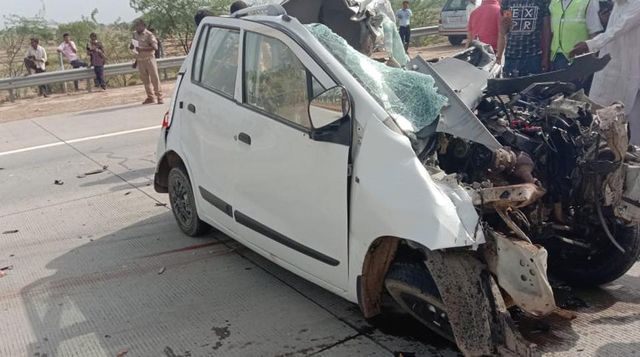 8 Members of a Family Killed After Car Hits Truck on Yamuna Expressway Near Mathura