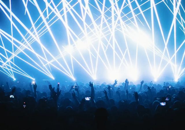 El Sónar enciende su frecuencia global con DJs 'llenapistas' y espectáculos vanguardistas