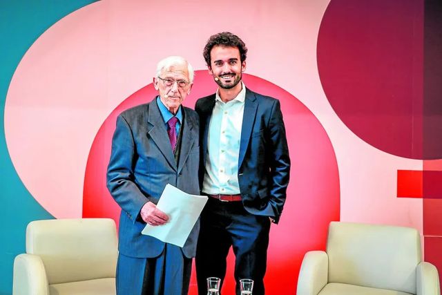 Theodor Kallifatides: «Necesitamos la sabiduría acumulada con el tiempo, no bebés gigantes que nos dirijan»
