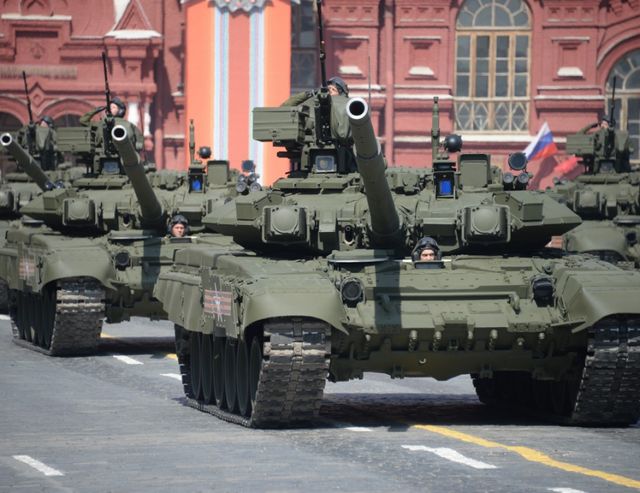 Руска романтика: Лейтенант предложи брак със сърце от 16 танка