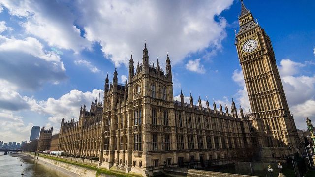Tízezrek tüntettek Nagy-Britanniában a parlament felfüggesztése ellen