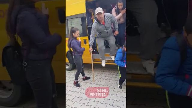 Bărbat înarmat cu toporul, în microbuzul elevilor din Bistrița- Năsăud