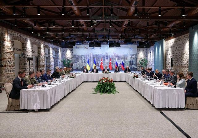 Moscú presiona a Kiev antes de Estambul: exige negociar sin mostrar su plan y condiciona una cumbre con Trump, Putin y Zelenski