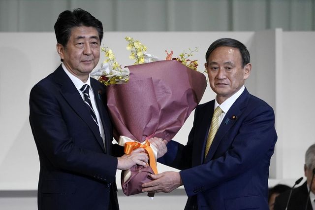 Szuga Josihide lett Japán miniszterelnöke
