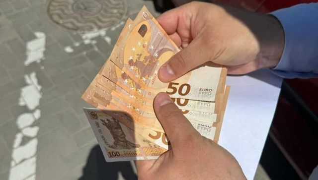Carabinier prins cu mita-n mînă