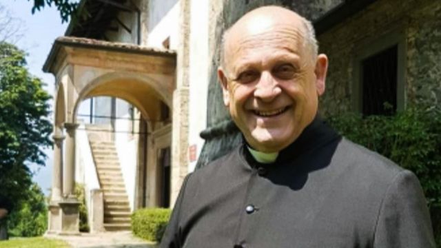 Un preot din Italia a murit după ce i-a oferit ventilatorul său unui pacient mai tânăr