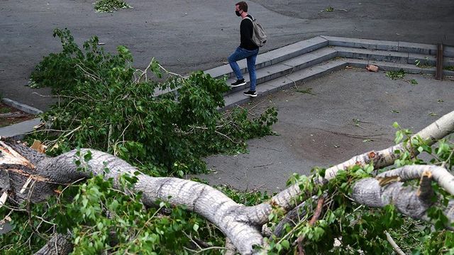 Появилось видео, как ураган на Урале подбросил мужчину и ударил о столб