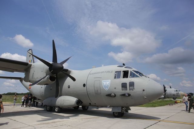 Militari răniți în Afganistan, transferați în țară cu o aeronavă C-130 Hercules