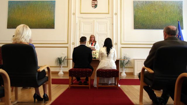 Kettős házasság miatt indult eljárás egy magyar nő ellen