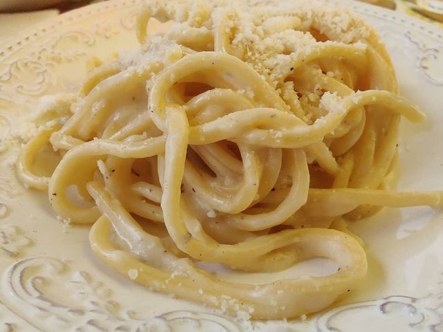 Spaghetti cacio e pepe 'con burro e parmigiano', poi la Bbc corregge la ricetta