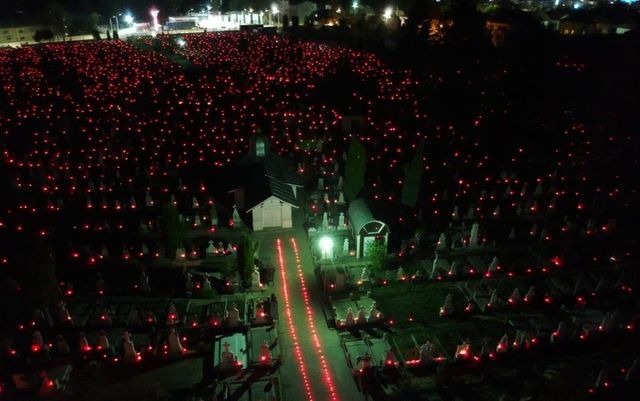 18.000 de candele, aprinse în cimitirele din Râmnicu Vâlcea în noaptea de Înviere