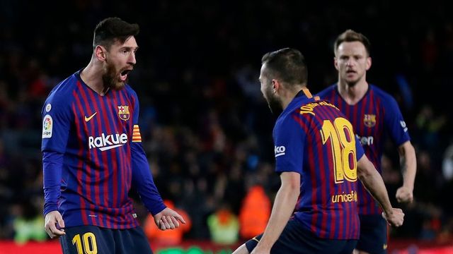 Messi Has Injury Scare After Scoring 2 Goals in Barcelona Draw