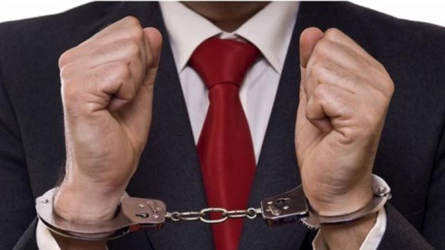 Un avocat din Nisporeni, reținut după ce ar fi pretins 1000 de euro de la un bărbat, pentru a-l scăpa de răspundere într-un dosar de viol
