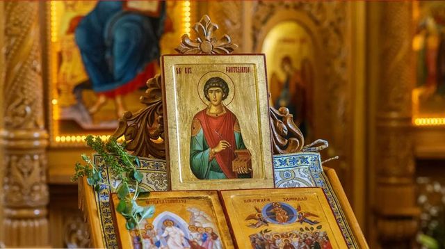Creștinii ortodocși îl cinstesc astăzi pe Sfîntul Mare Mucenic Pantelimon