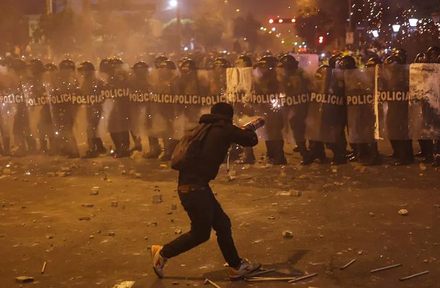 Perù, in piazza migliaia di persone contro il governo: scontri e violenze a Lima