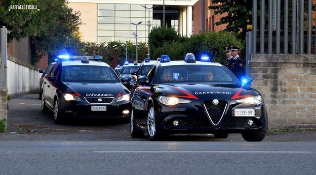 Pordenone, ex militare asserragliato in casa