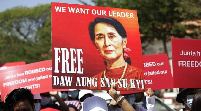 La leader birmana Aung San Suu Kyi è uscita dalla prigione