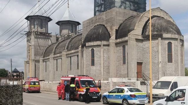 Un băiat de 17 ani a căzut de pe turla unei biserici din Constanța, în timp ce făcea reparații