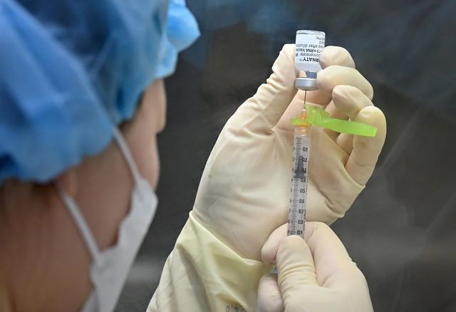Hong Kong oprește vaccinarea cu Pfizer