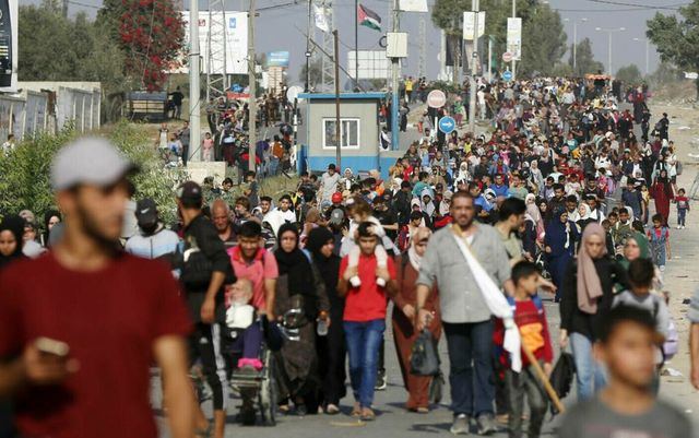 Zeci de mii de palestinieni au fugit pe jos din nordul Fâșiei Gaza