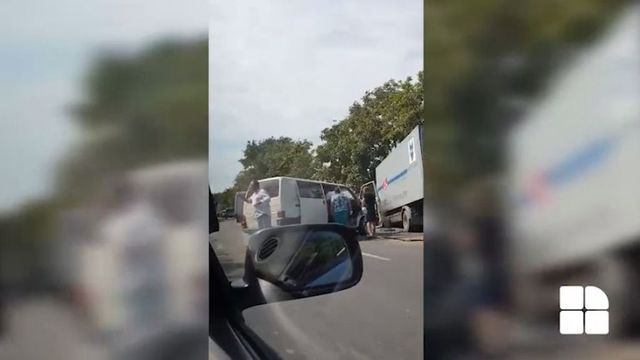 Accident pe traseul Chișinău – Anenii Noi. Un microbuz și un camion s-au ciocnit frontal