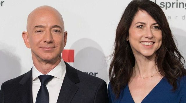 Usa, record di donazioni da ex moglie di Bezos: 4,2 miliardi di dollari