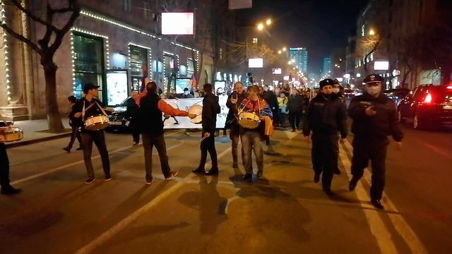 Радикалы проводят факельное шествие в центре Еревана