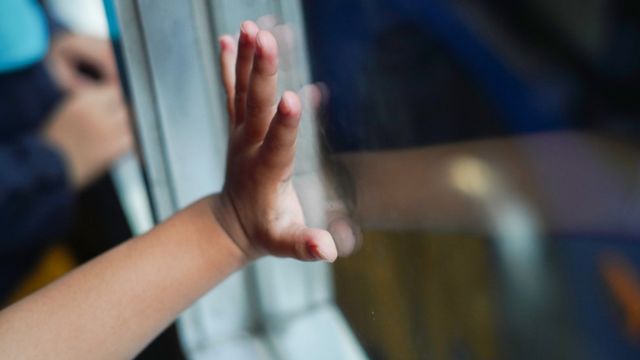 Un copil din Bălți a căzut de la etajul patru al unui bloc de locuințe. Se află în stare extrem de gravă