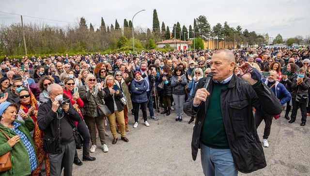 Riccardo Szumski, il medico No vax radiato dall’Ordine di Treviso: guidava le manifestazioni nel suo Comune