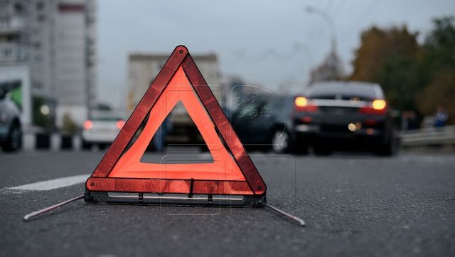 Не успел затормозить: в центре столицы два автомобиля столкнулись у светофора