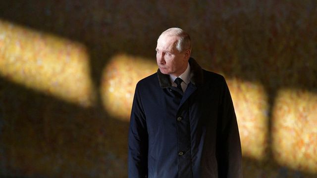 Agenti tajné služby měli v Putinově aparátu špiona, Rusko už musel opustit, píše CNN