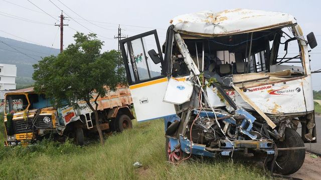 6 Dead, 2 Critical As Car Hits Divider In Jamshedpur