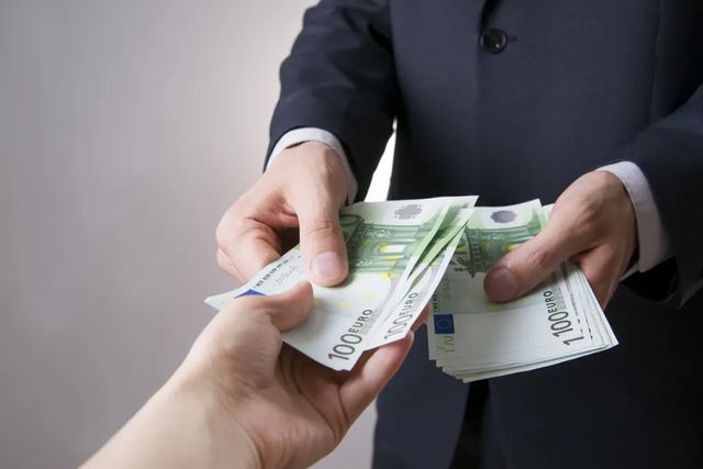 Profesor universitar trimis în judecată pentru că primea mită de la studenți și polițiști. Care sunt sumele cerute