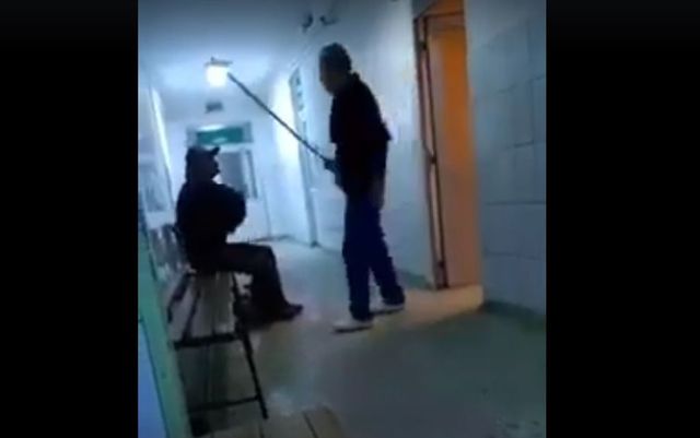 Pacient bătut cu mătura și târât afară din spital, live pe Facebook, la Reșița