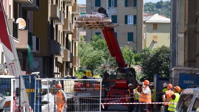 Genova, iniziata la demolizione della prima casa sotto il Ponte Morandi - Tgcom24