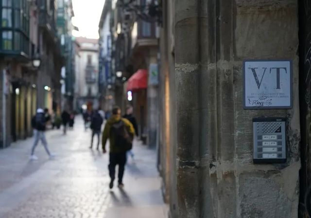 Las estancias en apartamentos turísticos crecen un 8% en julio pese a los intentos del Gobierno por regularlos