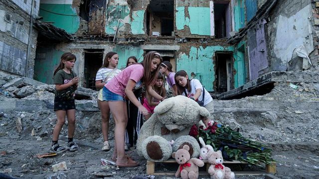 Ukraine says Russian strikes kill 2 in Dnipropetrovsk region