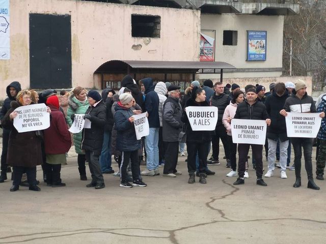 Protest la Bubuieci. Locuitorii, nemultumiti de anularea alegerilor unde a castigat primarul Leonid Umanet, de la MAN