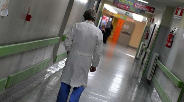 Giovanni Giannone muore a 57 anni durante una colonscopia in ospedale: indagati i medici a Modica