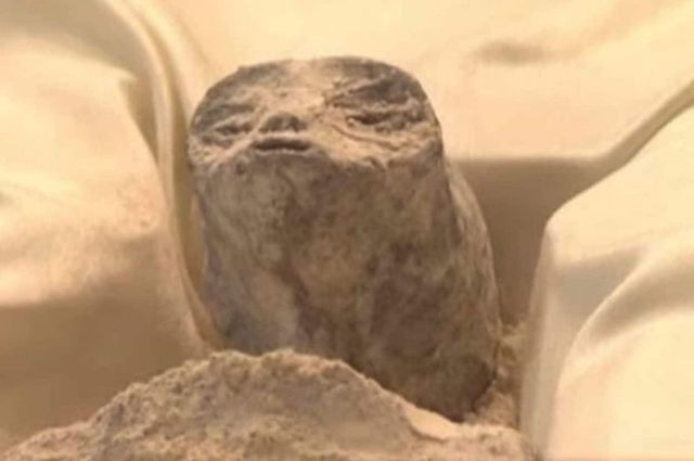 Un ufologo mostra due cadaveri alieni al Congresso messicano durante un’udienza: “Non siamo soli”
